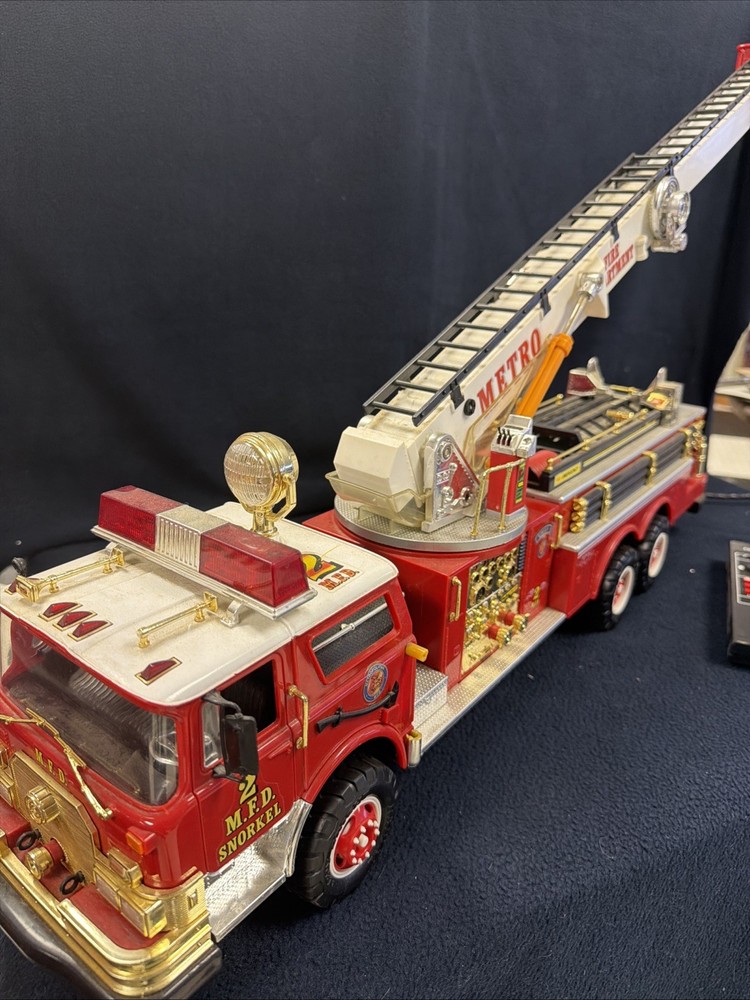 Vintage New Bright Remote Control Fire Engine MFD Ladder #2 (Remote NON Working)
