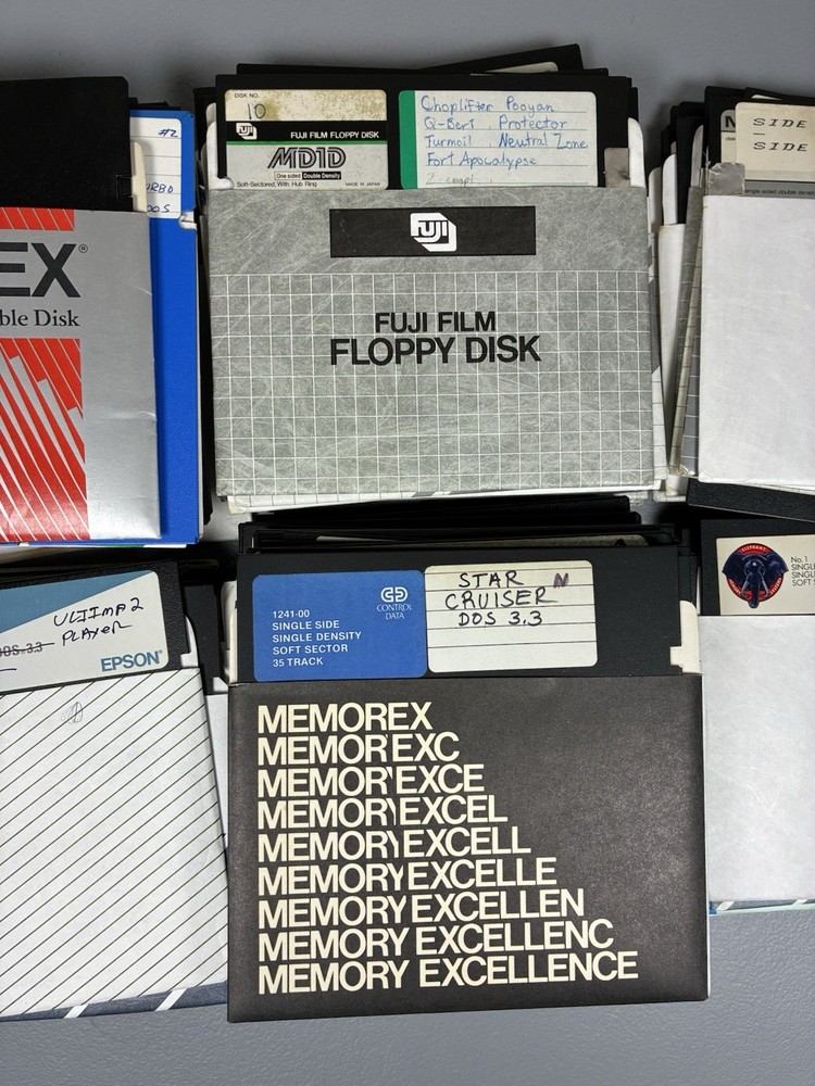 5.25 Floppy disks - 350+ Disks (Apple II/Commodore) - untested
