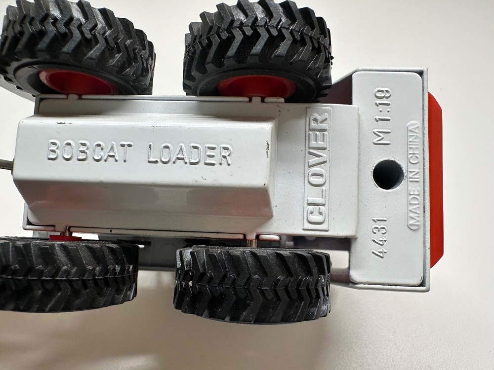 Bobcat 743B Skid-Steer Loader Clover 1:19 Scale Model