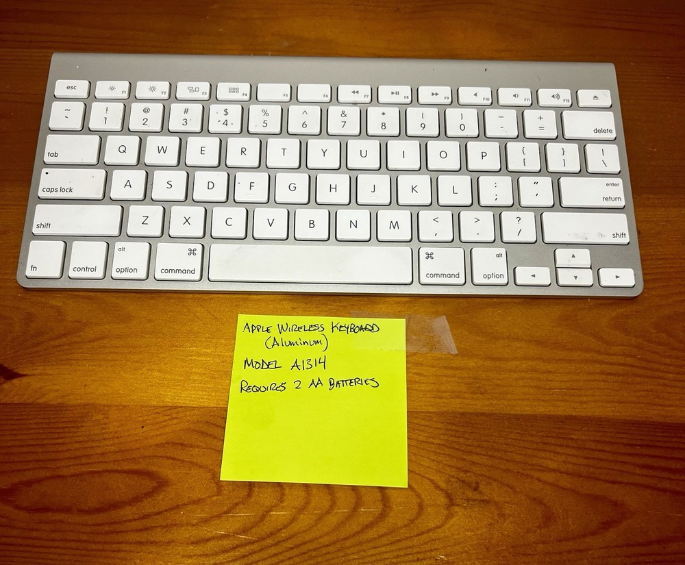 Apple Mac A1314 Wireless Keyboard Silver & White Fully Working Good Condition