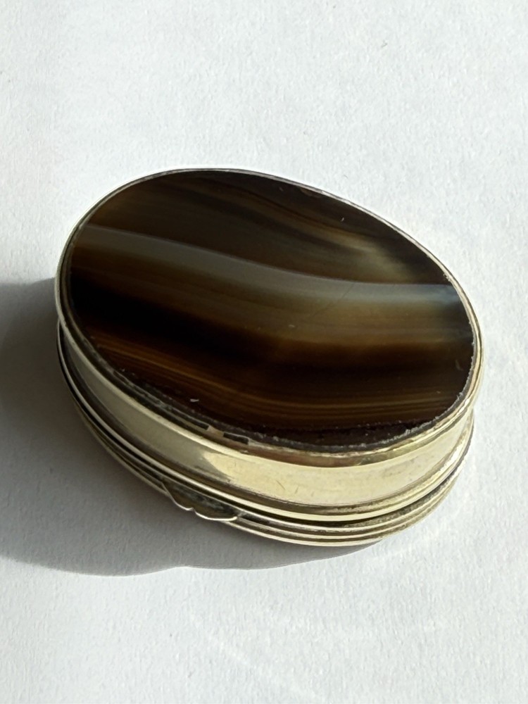 VINTAGE ANTIQUE SILVER PLATED AGATE SNUFF / PILL BOX