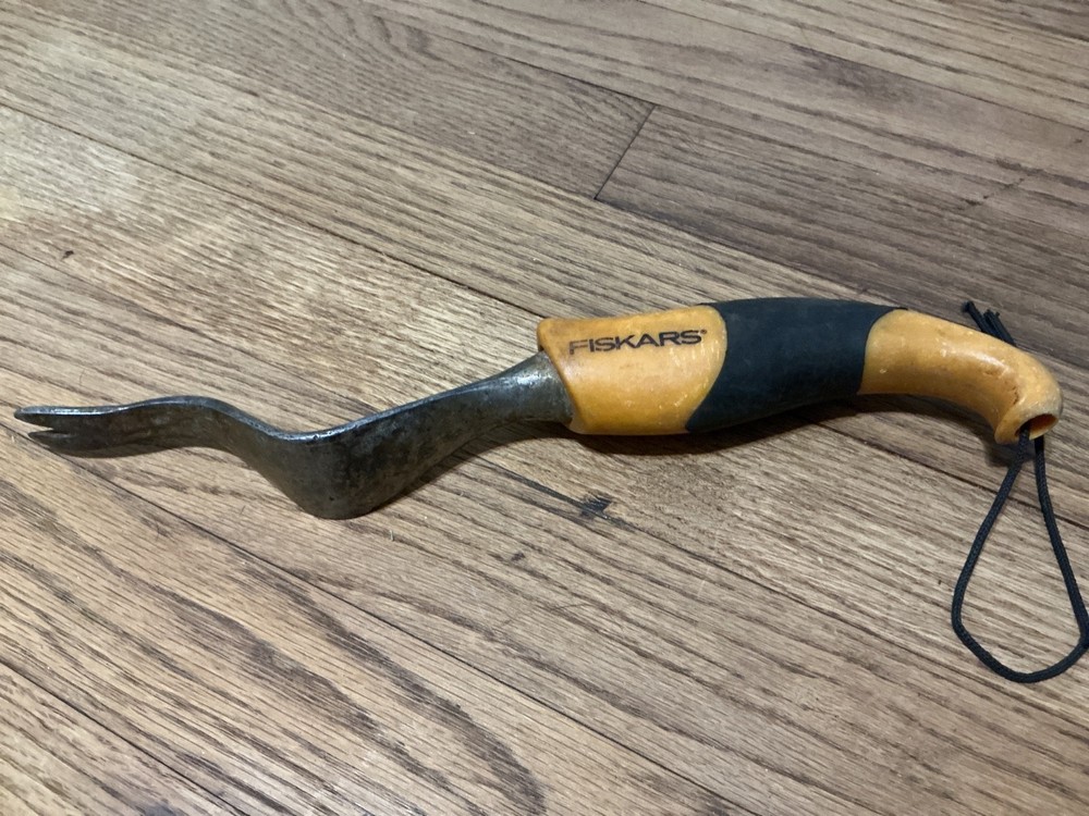 Fiskars weed puller with plastic handle, 12"