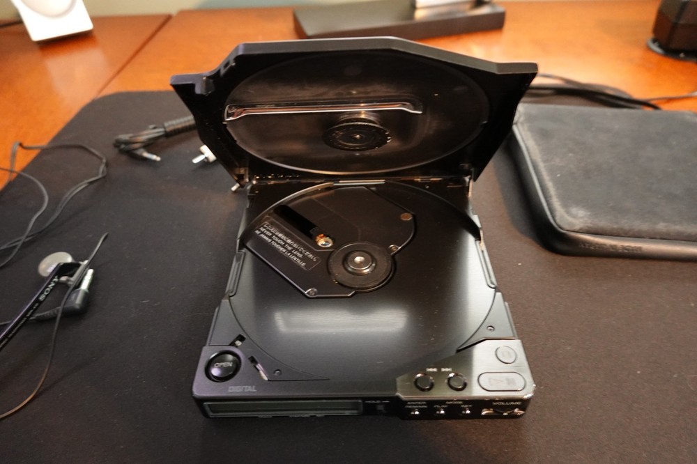Sony D-25 Discman Personal CD Player Working W/ original accessories