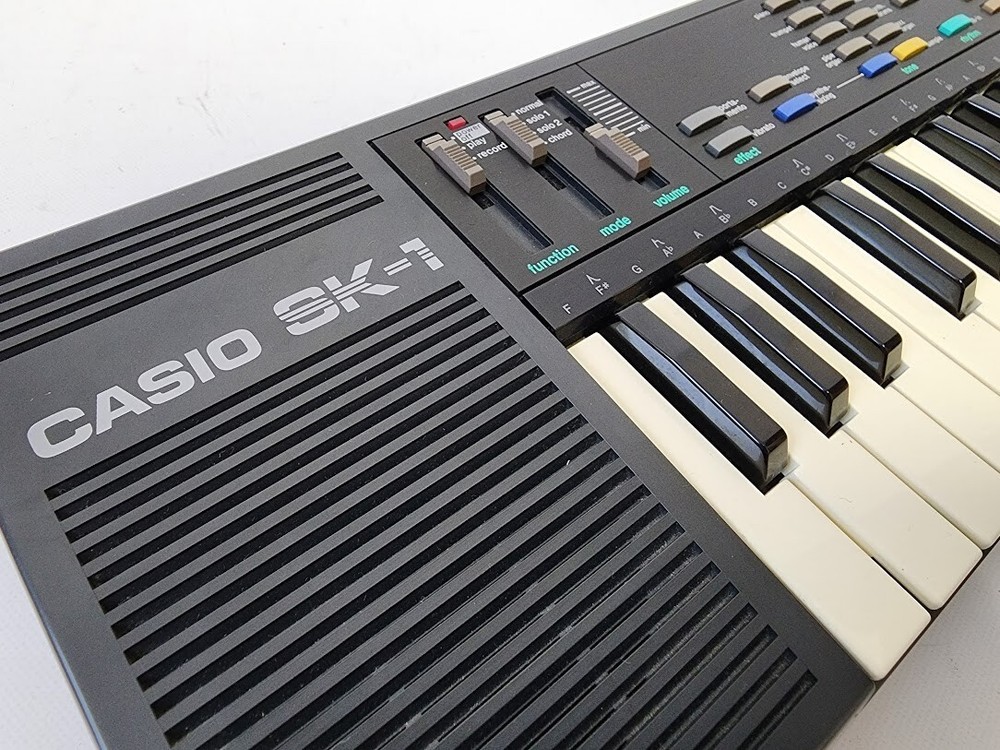 Casio SK-1 32-Key LoFi Sampling Keyboard Electronic Piano Digital Piano Black