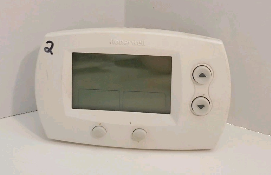 Honeywell TH5220D1029 1019 Non-Programmable Thermostat Preowned