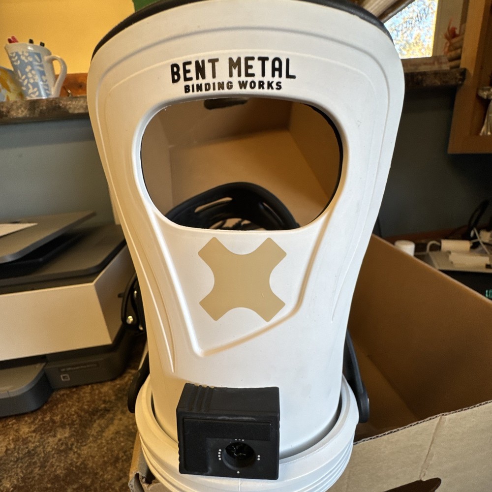 BENT METAL BINDING WORKS METTA SIZE MEDIUM, NEW, WHITE