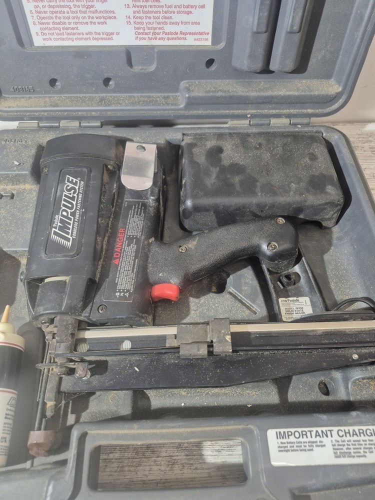 Paslode Impulse Model IM250 Solid State Finish Nailer, Working Battery, Charger