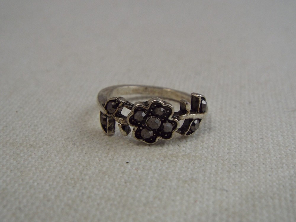 Silvertone Marcasite Rhinestone Flower Ring ~ Size  5 (A68)