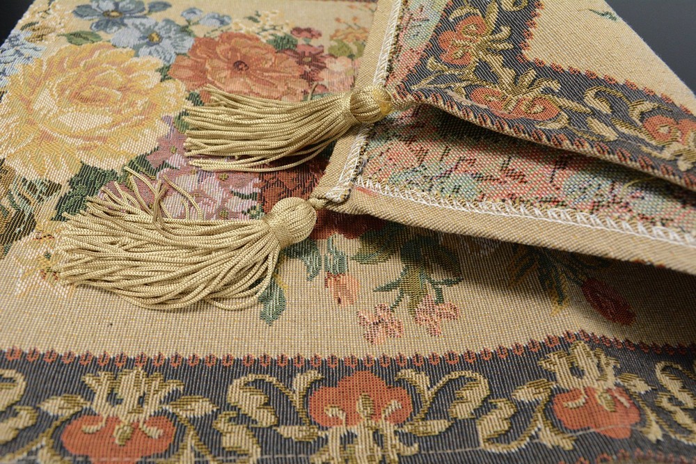 DaDa Bedding Romantic Elegant Spring Floral Beige Tapestry Dining Table Runners