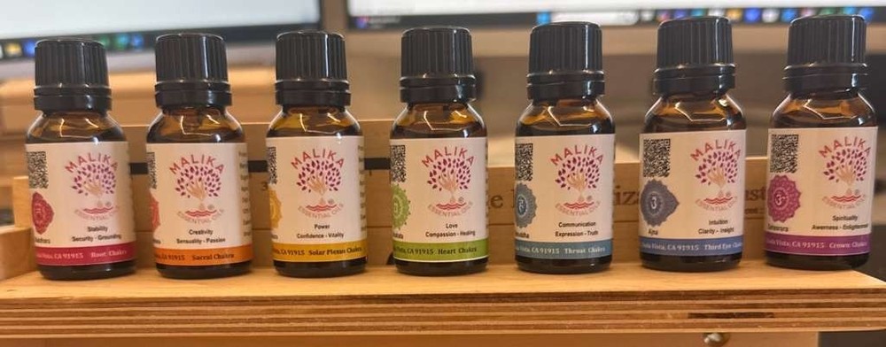 MALIKA Essentials Diffuser & 7 Chakra Essential Oils Set Aromatherapy Gift