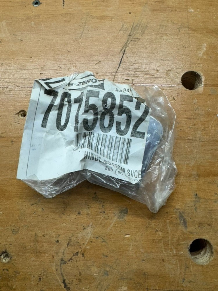 Sub-Zero 7015852 HINGE, BOTTOM SVCE NS