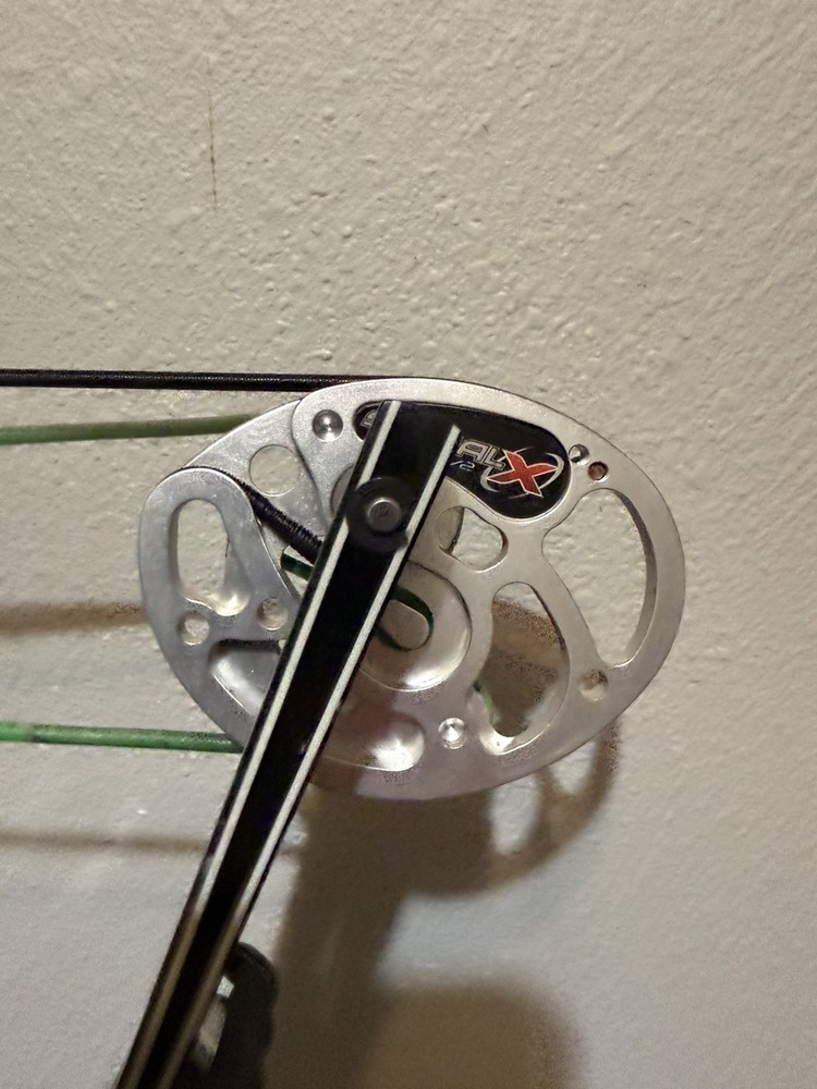 Hoyt Pro Comp Elite XL black Right Hand Compound target bow.