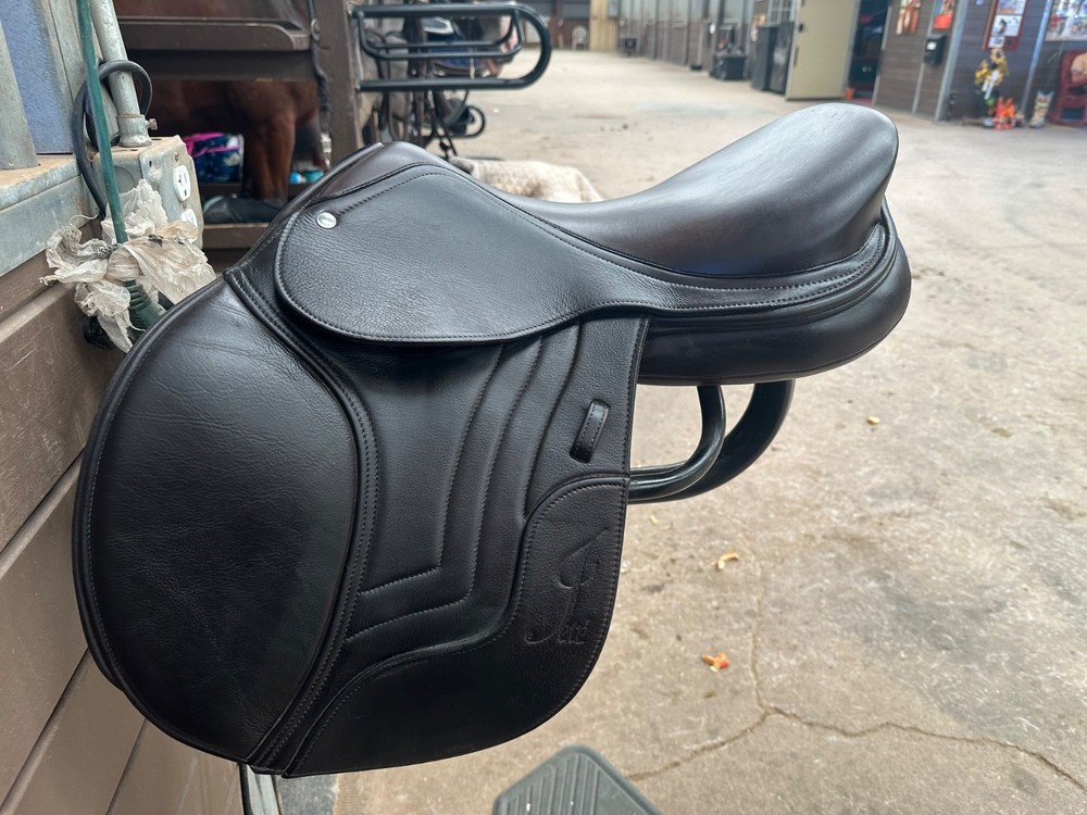 Schleese Jeté Jump Saddle - 17.5"