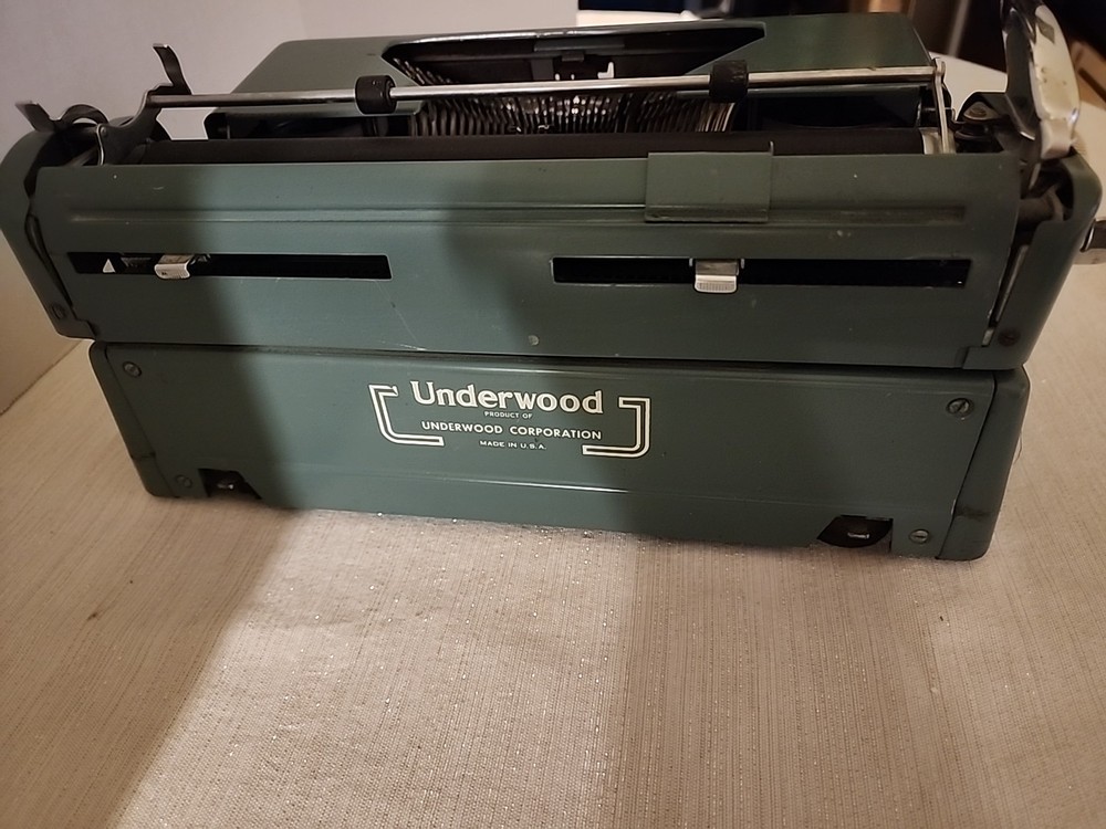 Underwood Universal Quiet Tab Portable Typewriter Blue