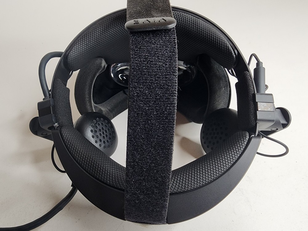 HTC Vive Cosmos Virtual Reality Gaming Headset + Controllers Complete Set