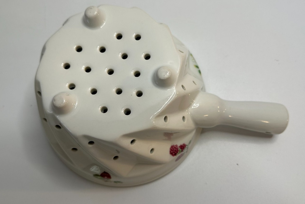 vtg Cordon Bleu footed white ceramic Berry Strainer/Colander w/handle