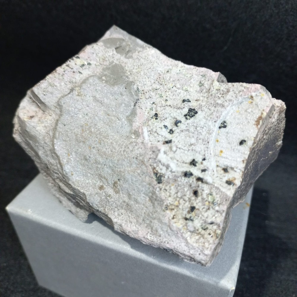 Osumilite, Tridimite