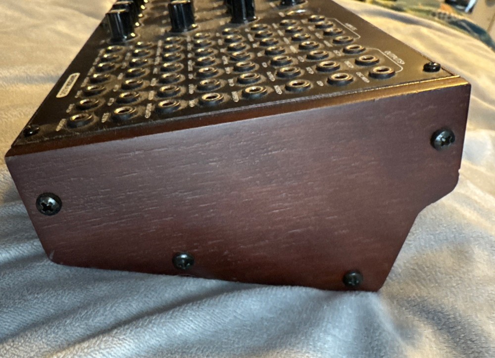 Behringer Neutron Analog Synthesizer Unit