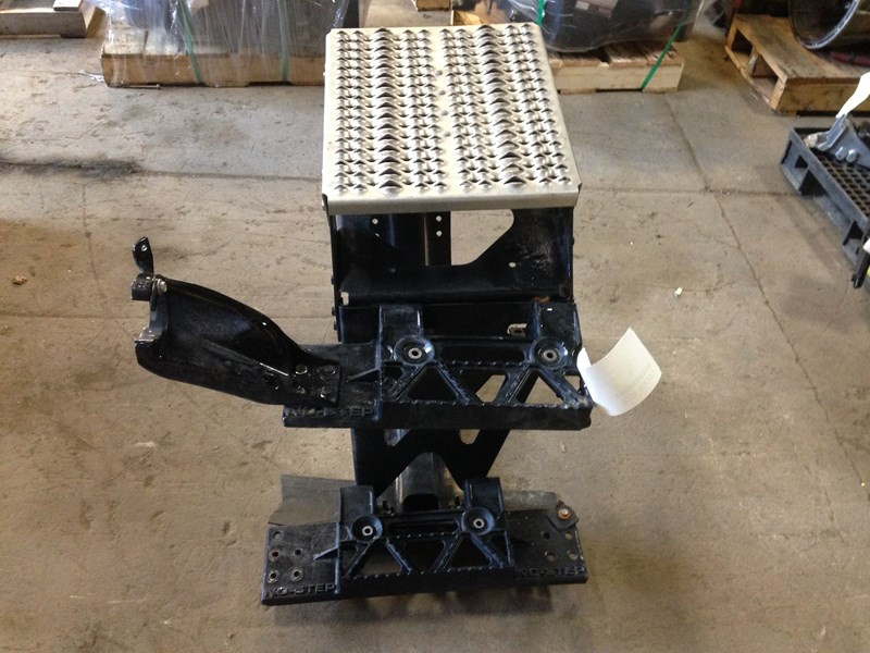 2015 Peterbilt 579 Frame Step A221054 (722-10078)
