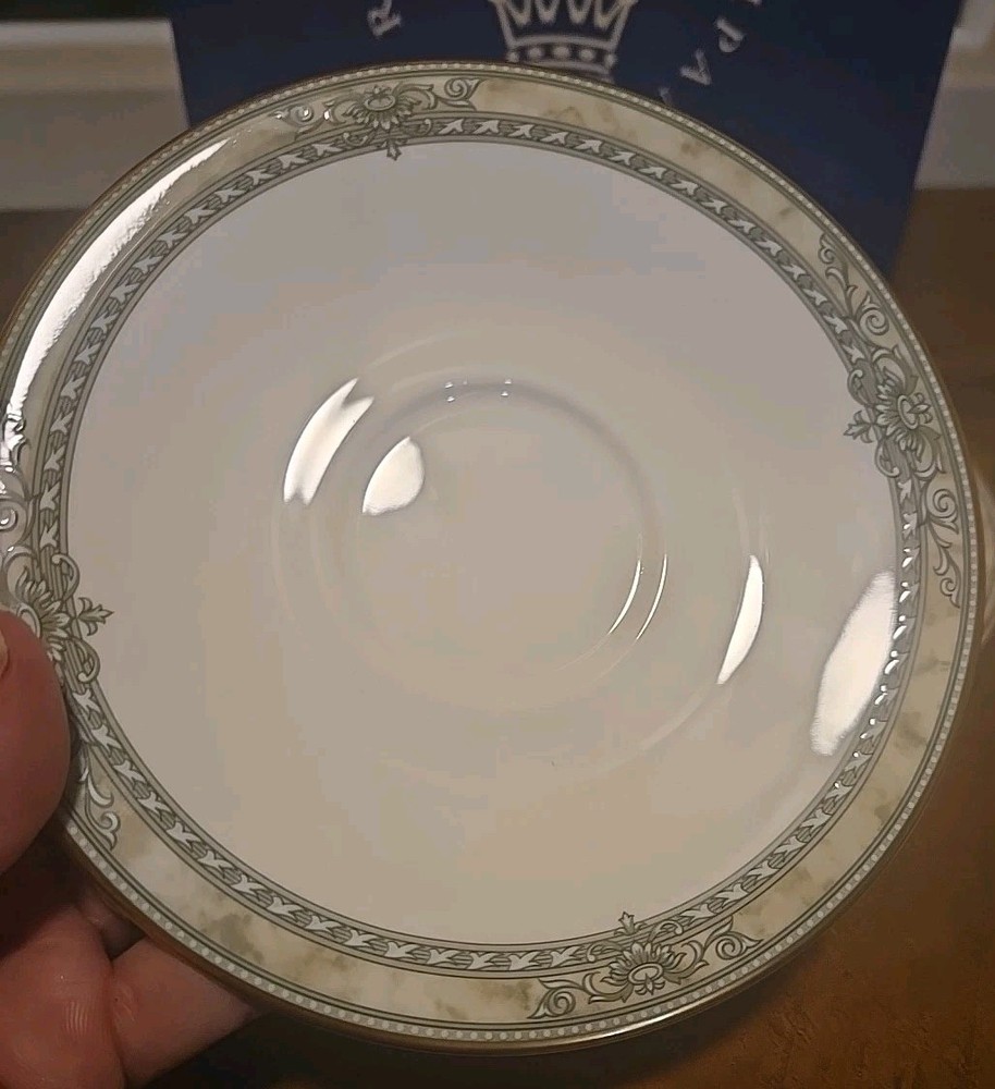 Royal Doulton Isabella 5 Piece Place Setting With Box