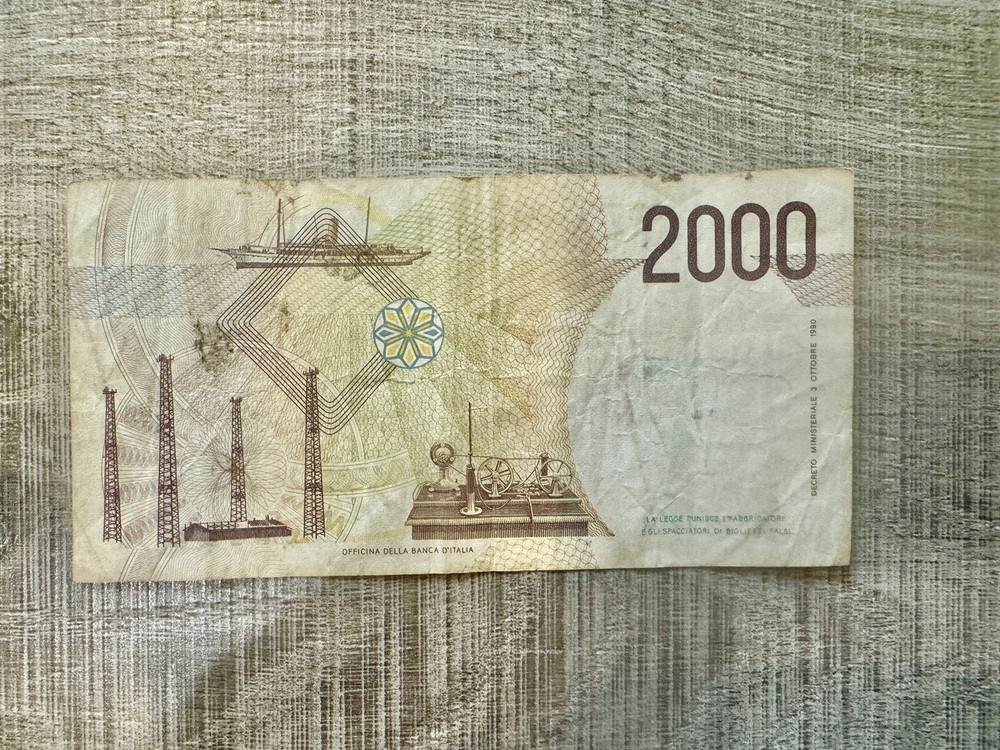Italy 2000 Lire 1990 . Original. Circulated.