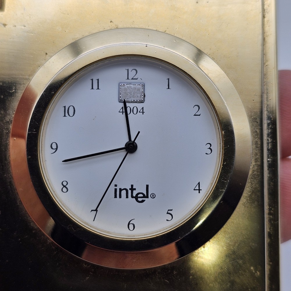Intel 4004 CPU Clock 25th Anniversary of World's First Processor - Missing Hinge