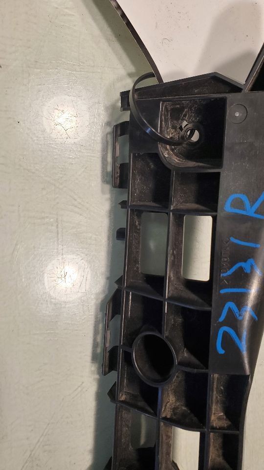 PRIUS 2014 RH FRONT BUMP BRACKET