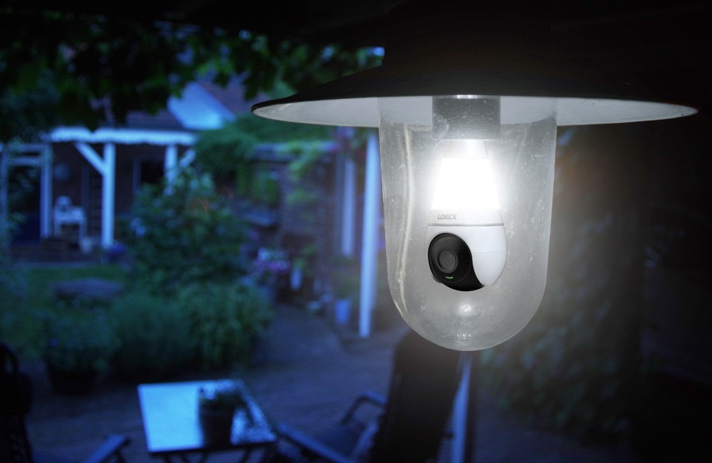 Lorex 2K Wi-Fi Smart Lightbulb Camera - (Open Box)