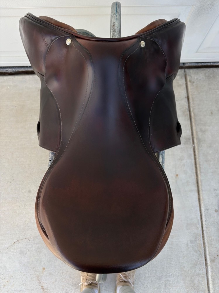 Devoucoux Oldara Jump Saddle – 18” / 4AA Flaps / Arcade Normale Tree