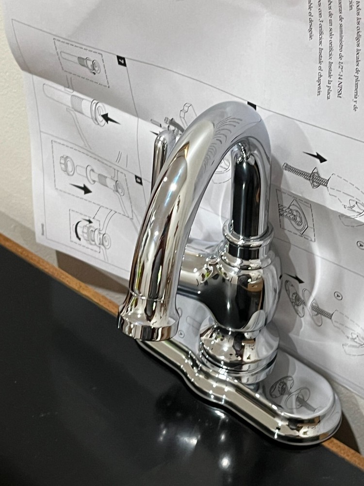 Single Handle Bathroom Faucet in Chrome Finish