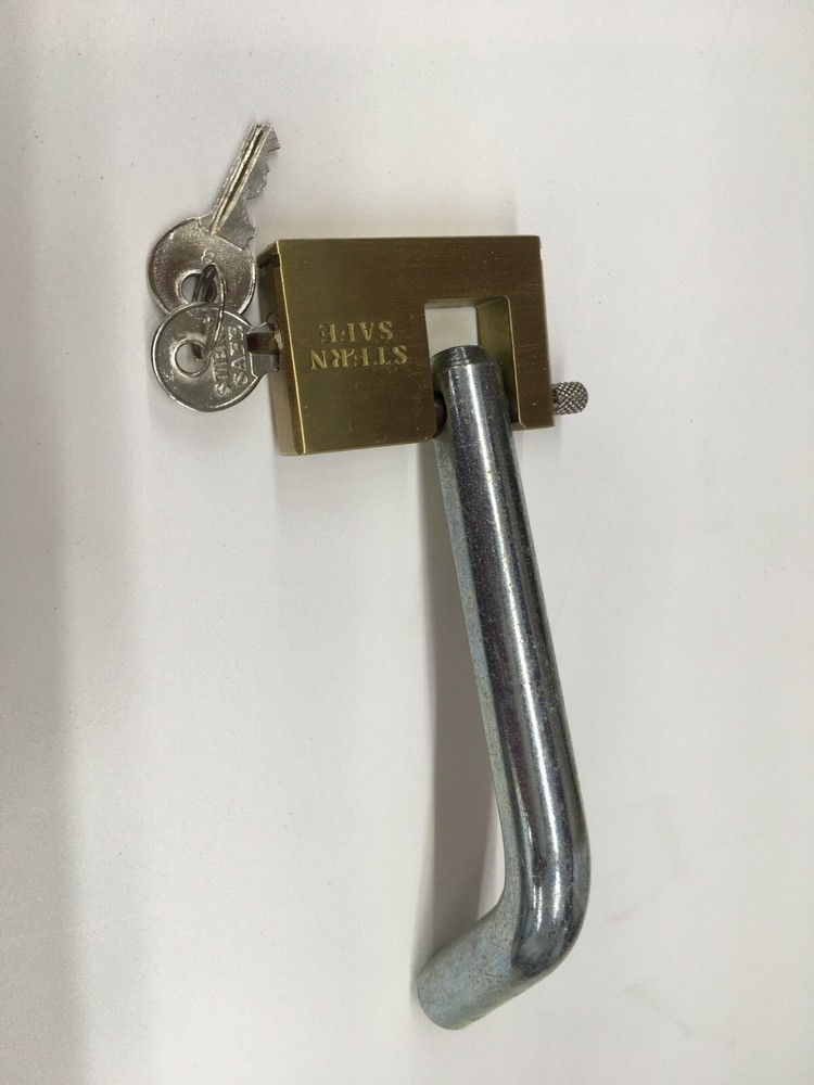 Quantity of 4 Locks keyed alike and 2 Trailer Hitch pins