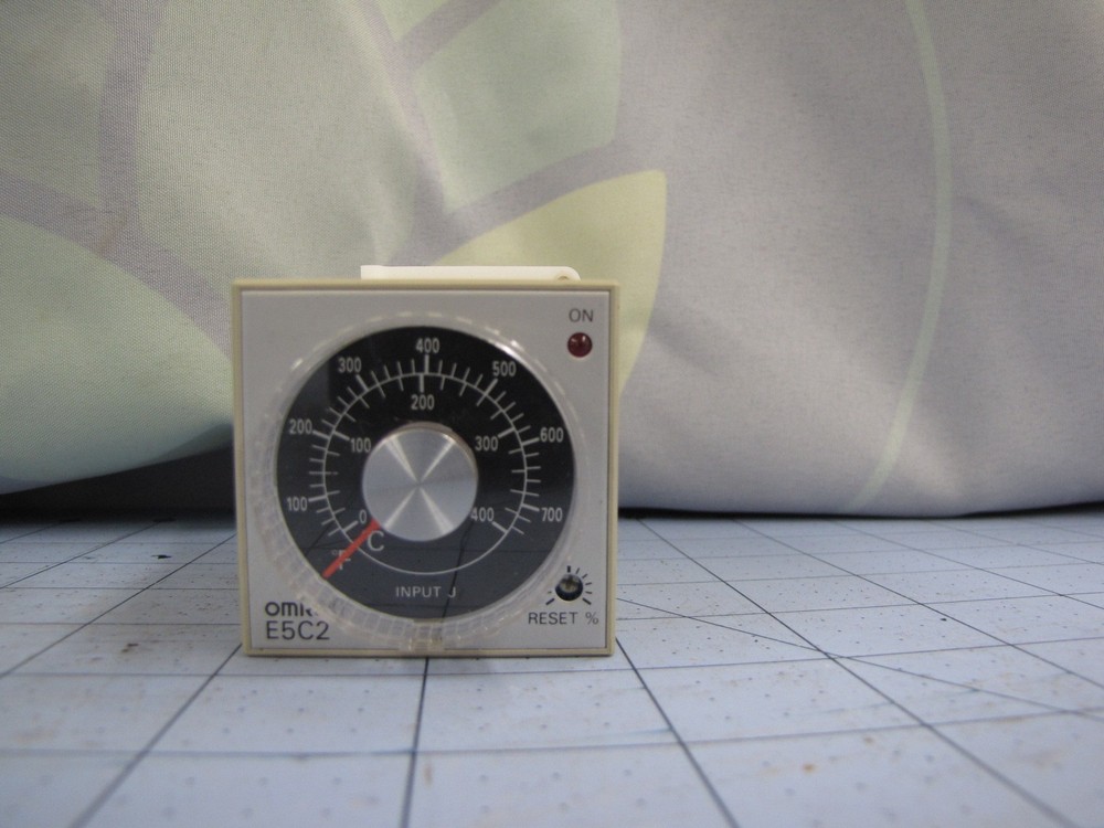 Omron E5C 2-R40J E5C2R40J  Temperature Controller