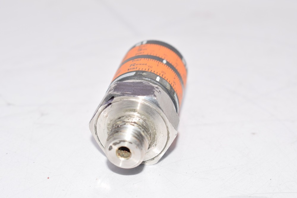 ifm efector PK6224 Pressure Switch with Intuitive Switch Point Setting