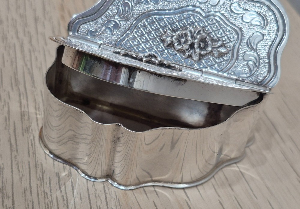 Sterling Silver Sniff Box With Nice Design 99 Grams