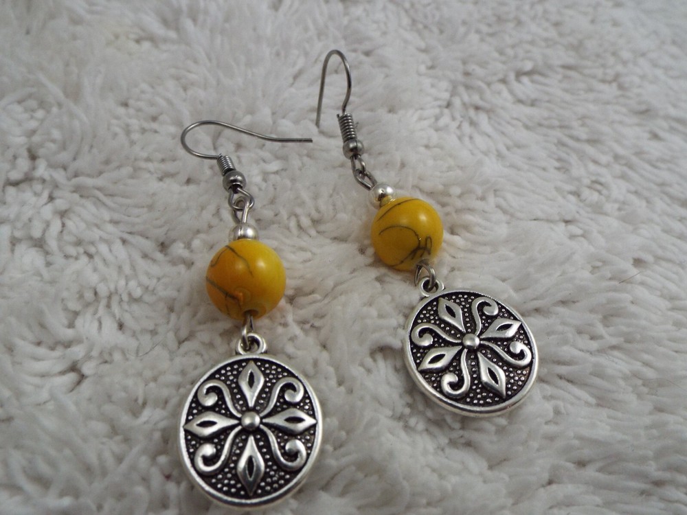 Silvertone Yellow Bead Pierced Earrings (C26)