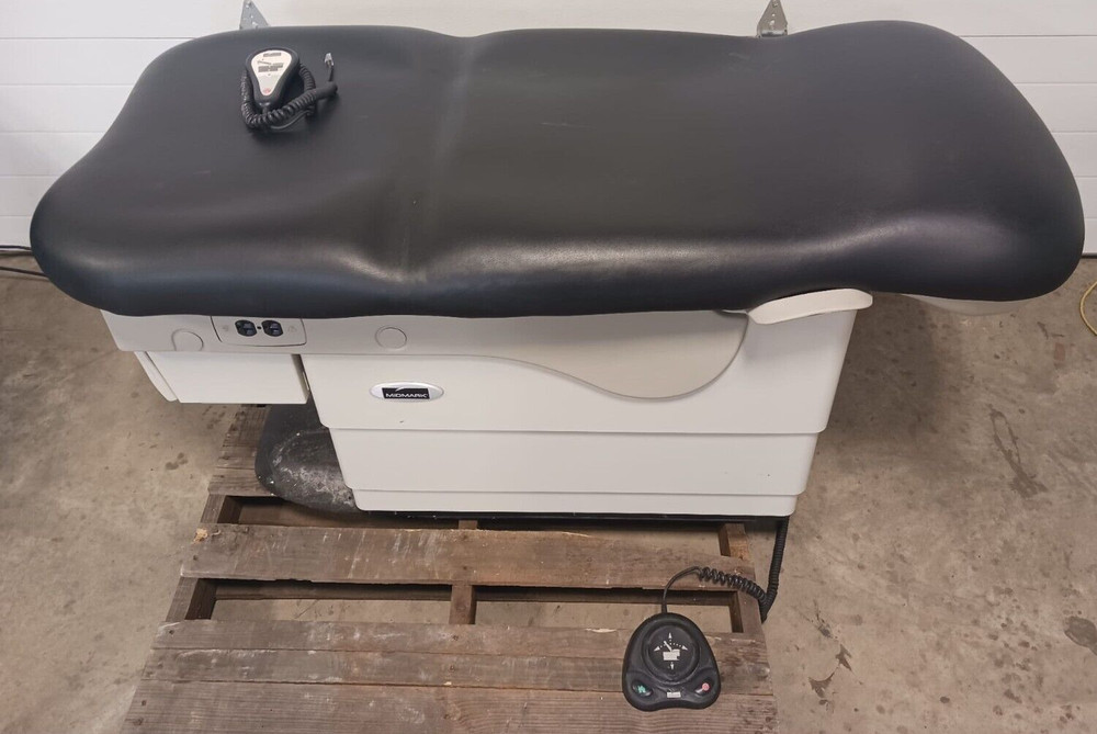 Midmark Exam Table 623-007 w/ Foot Switch & Handheld Controller