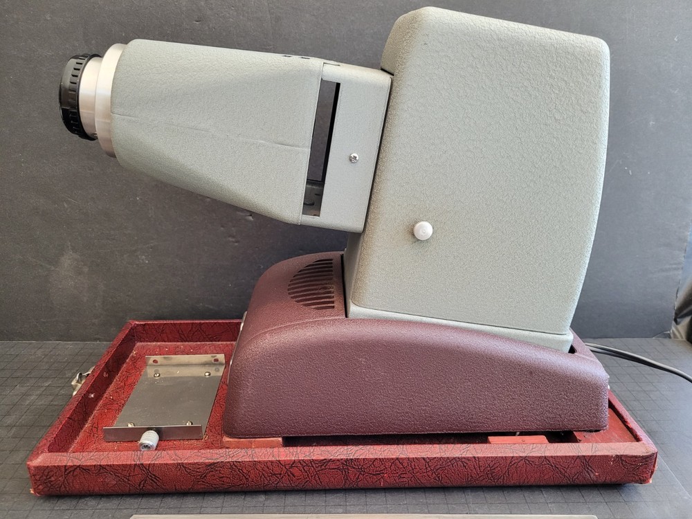 AMERICAN OPTICAL Reviewer 500 Projector - Tested , Powers On