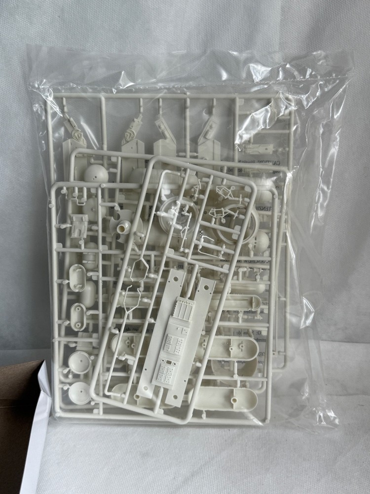 MPC Space: 1999 Eagle SPINE BOOSTER 1/48 Scale Model Kit MKA043/06