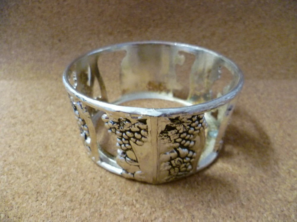 VINTAGE, GALLERIED FRUIT & GRAPEVINE PATTERNED SILVER PLATED WINE BOTTLE STAND.