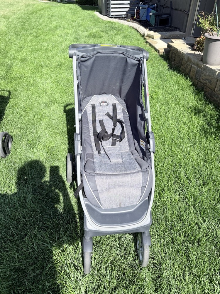 Chicco Bravo Quick-Fold Stroller Gently Used Easy One-Hand Fold Compact