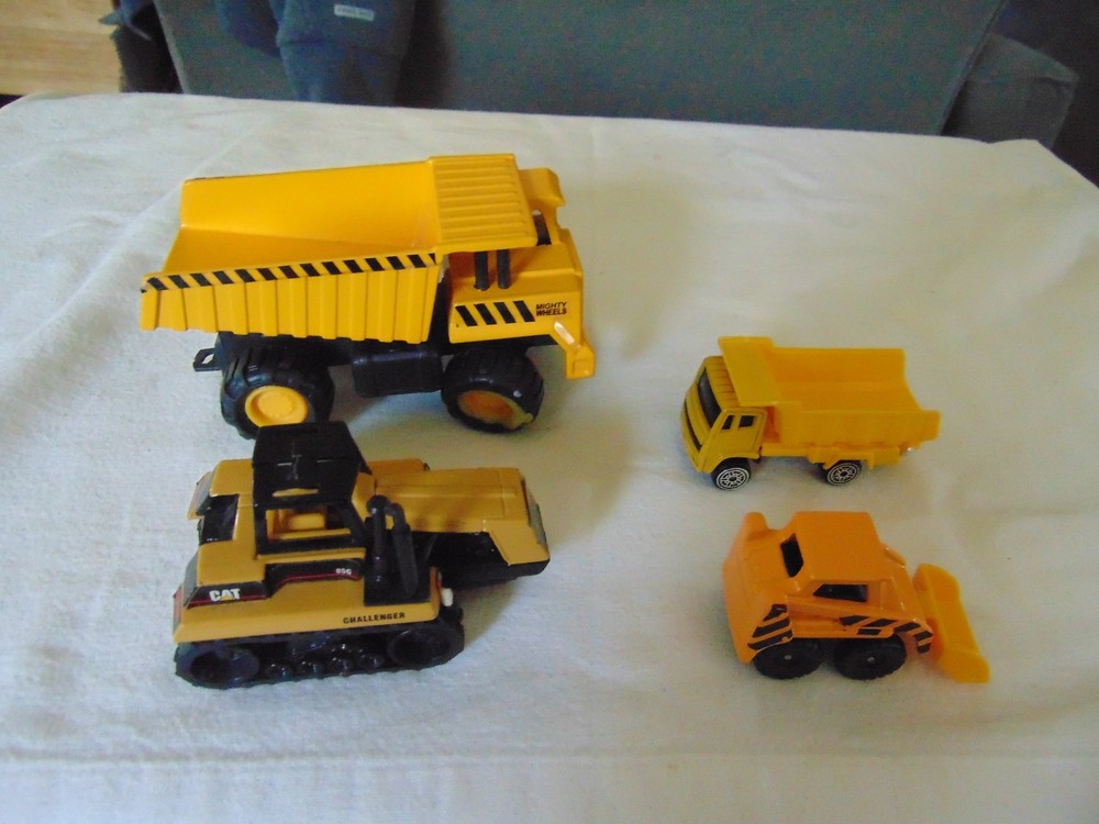 4 CONSTRUCTION VEHICLES CAT - MIGHTY MIGHT - 2 MAISTO