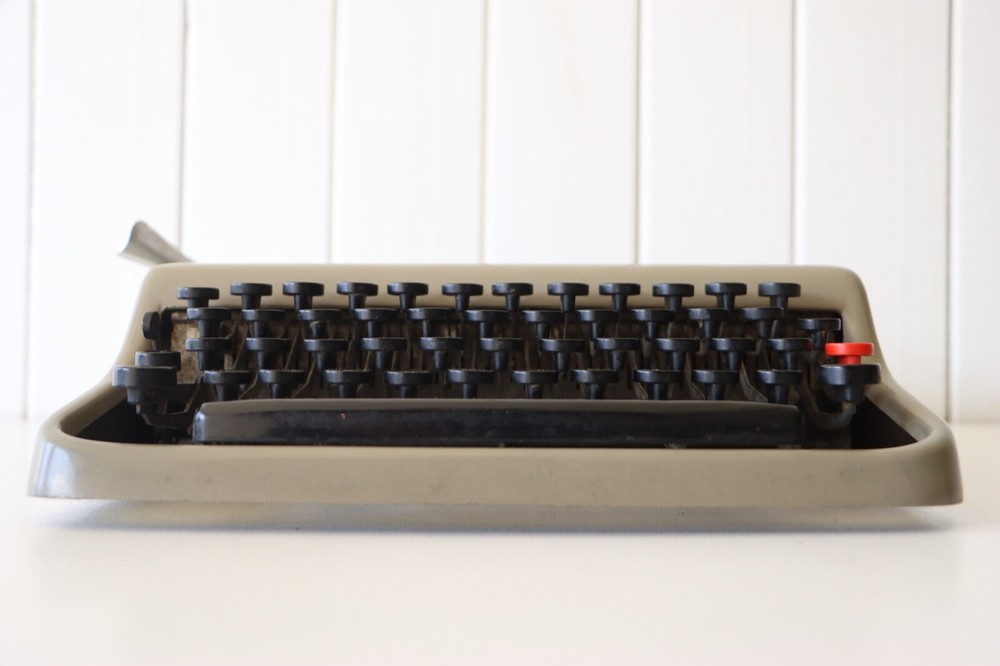 Excellent Condition - OLIVETTI Lettera 22 Portable Typewriter + Original Case