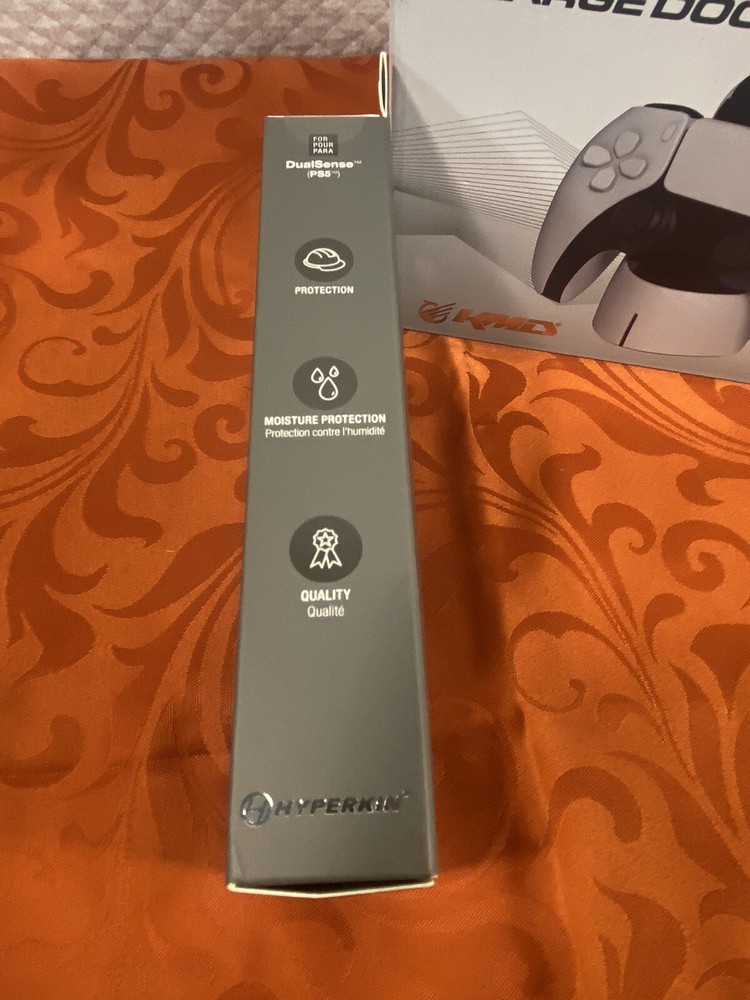 PS5 CONTROLLERS CHARGING STATION & ONE CONTROLLER SKIN