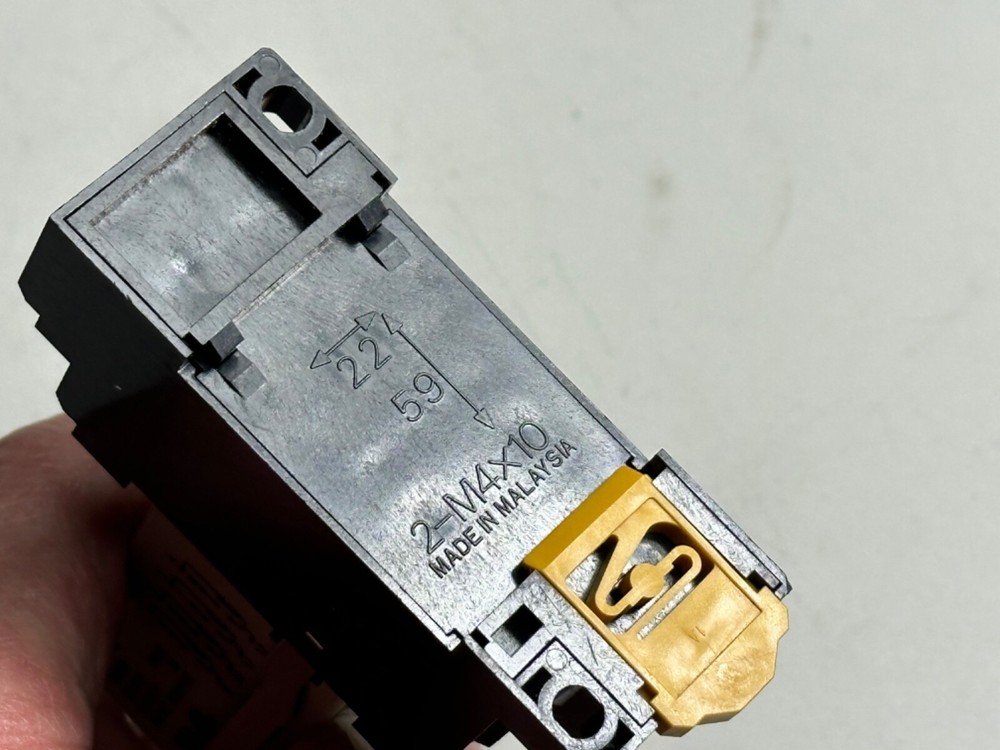 Omron H3Y-4 Second Timer 0-5 sec w/ Base 2-M4X10