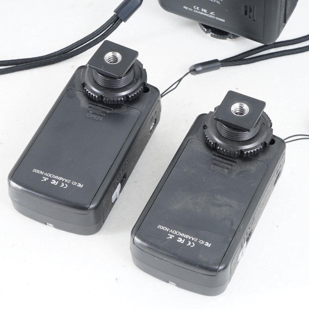 ^ Vello FreeWave Aviator Wireless Flash Trigger Transceiver for Select Canon