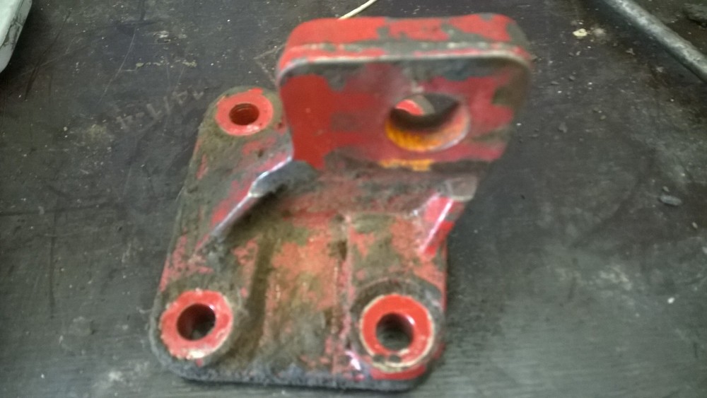 N/S ENGINE MOUNTING BRACKET REMOVED FROM 75E17 3.9 LTR