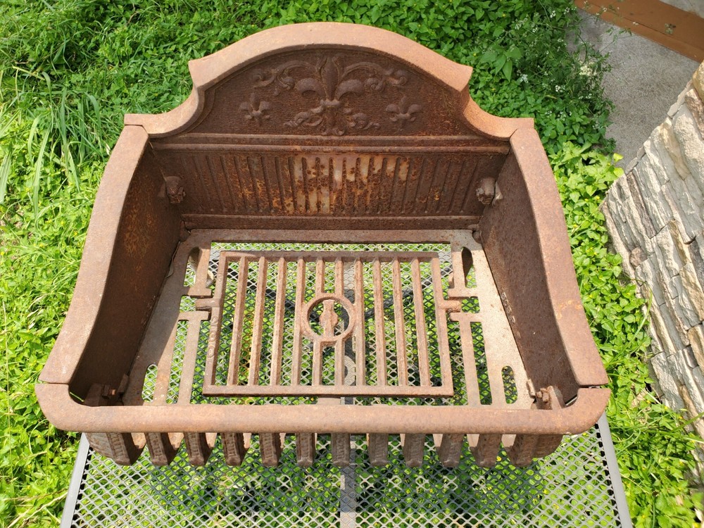 VINTAGE BEAUTIFUL CAST IRON FLEUR DE LIS FIREPLACE LOG INSERT