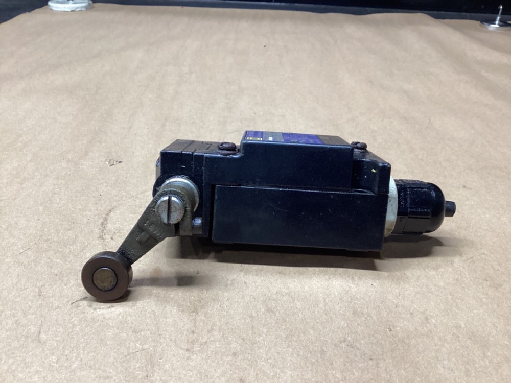 Square D AEQ2724 Limit Switch Class 9007 Series A #123L70
