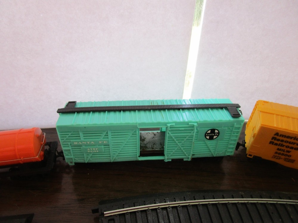 Bachmann E-Z Track System HO Scale Santa Fe Thunderbolt Electric Train Set #6067