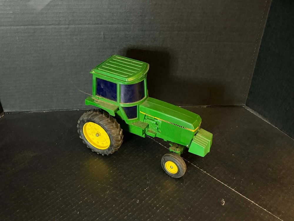 ERTL JOHN DEERE 9-FUNCTION RADIO CONTROLLED TRACTOR NOT TESTED NO CONTROLLER